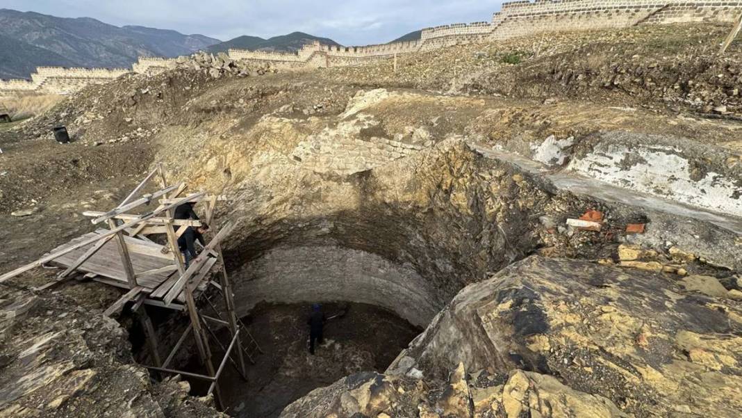 Türk bayrağı dikmek için toprağı kazınca şoke oldular! Kazdıkça yenisi çıkıyor. Yetkililer bölgeyi incelemeye aldı 12